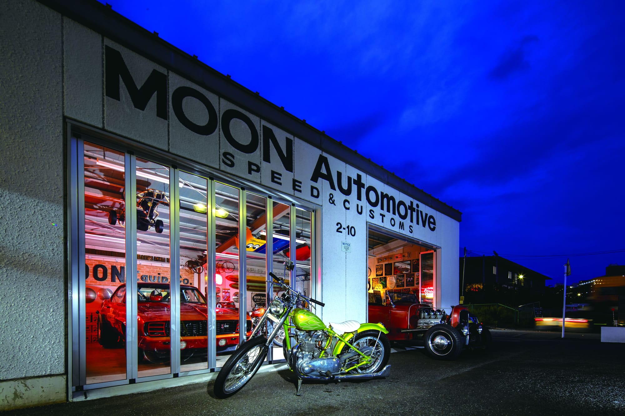 【ガレージライフ】35 年間ショップを見守るガレージ。 シャッターを交換してショールームに。